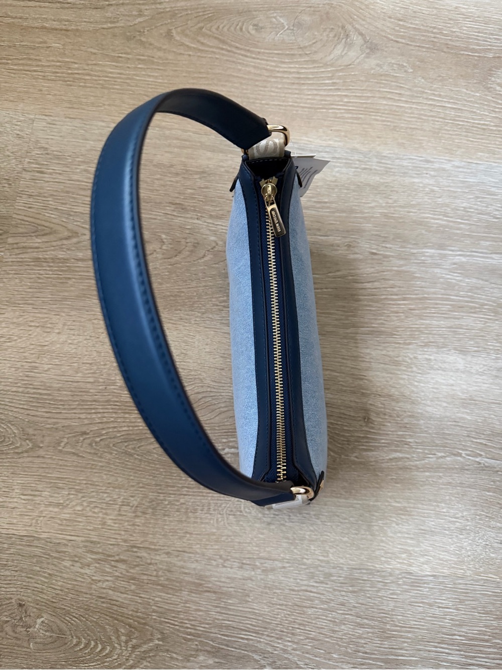 MICHAEL KORS MAEVE DENIM MD POUCHETTE - Picture 5 of 7